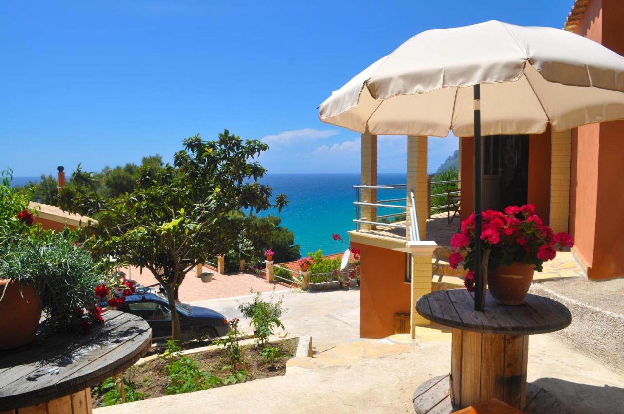 Apartament Takis On Small House With Garden And Sea View